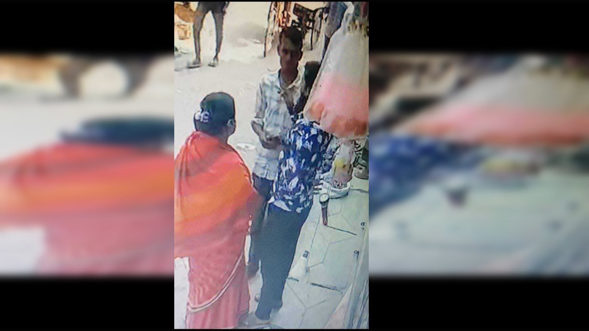 চেতনানাশক স্প্রে করে নারীর গহনা-মোবাইল ছিনতাই