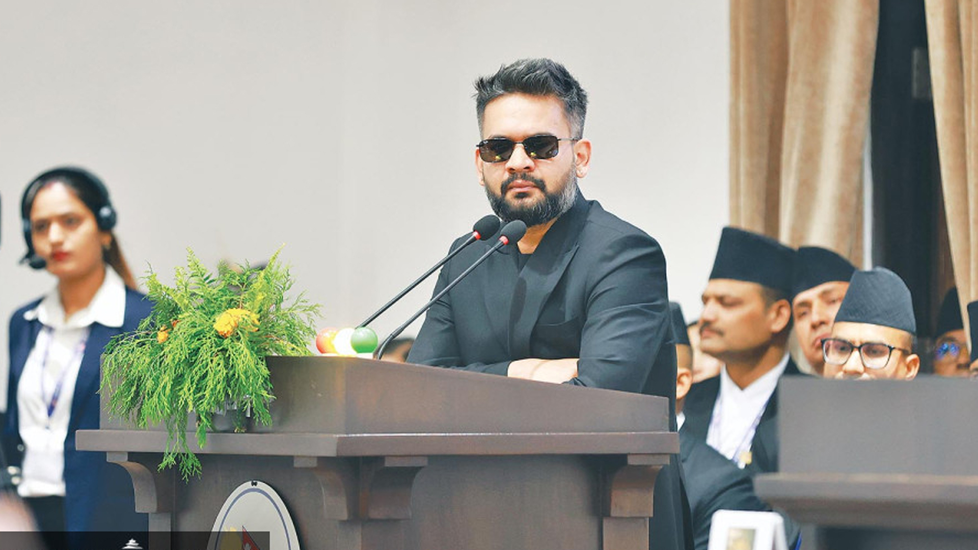 সামাজিক মাধ্যমে একের পর এক পোস্ট ঘিরে সমালোচনার মু