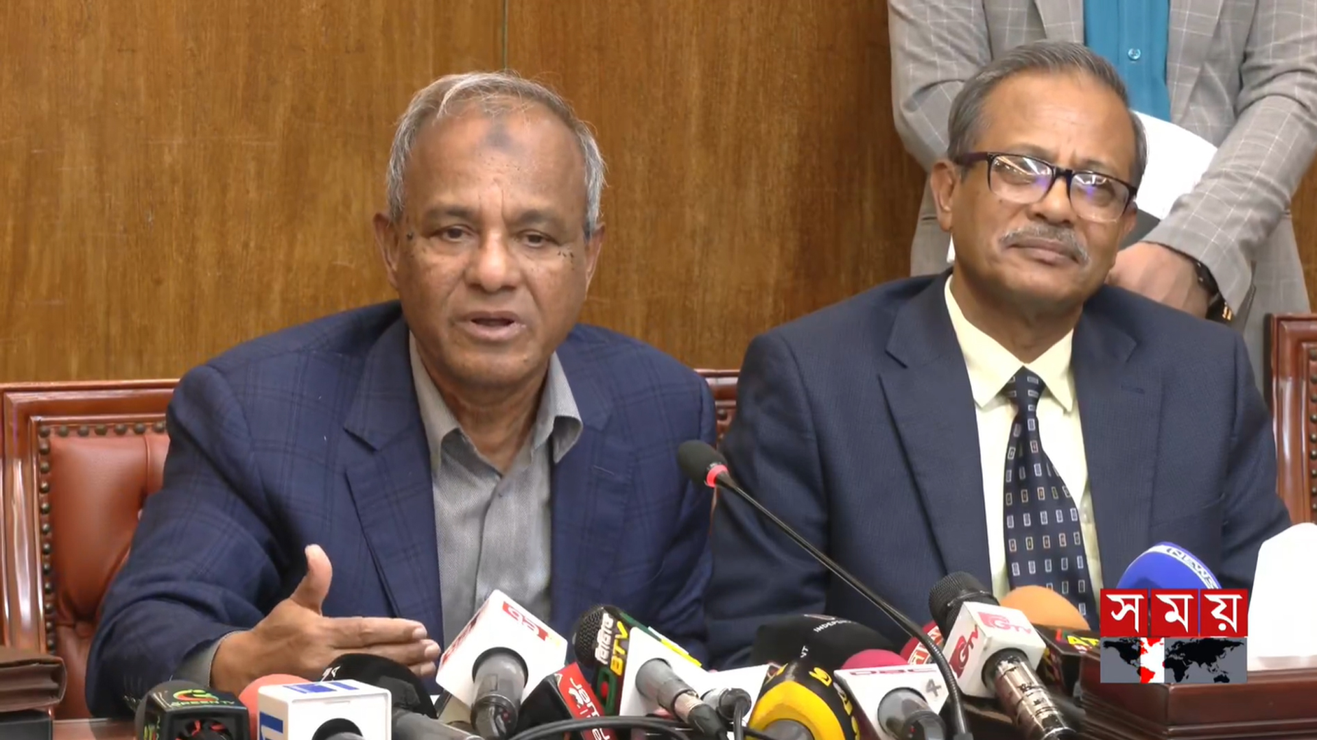 নির্বাচনে দুই পর্বে আইনশৃঙ্খলা রক্ষাকারী বাহিনীর সদস্যদের মোতায়েন করা হবে বলে জানিয়েছেন স্বরাষ্ট্র উপদেষ্টা। ফাইল ছবি