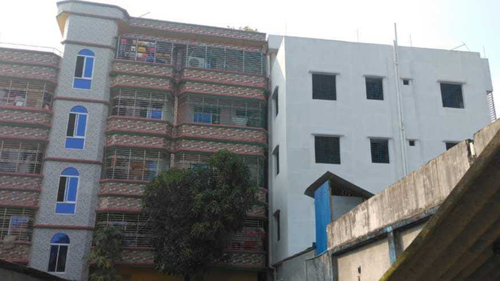 বরিশালে হেলে পড়েছে পাঁচতলা ভবন, ভূমিকম্প নাকি অন্যকিছু?