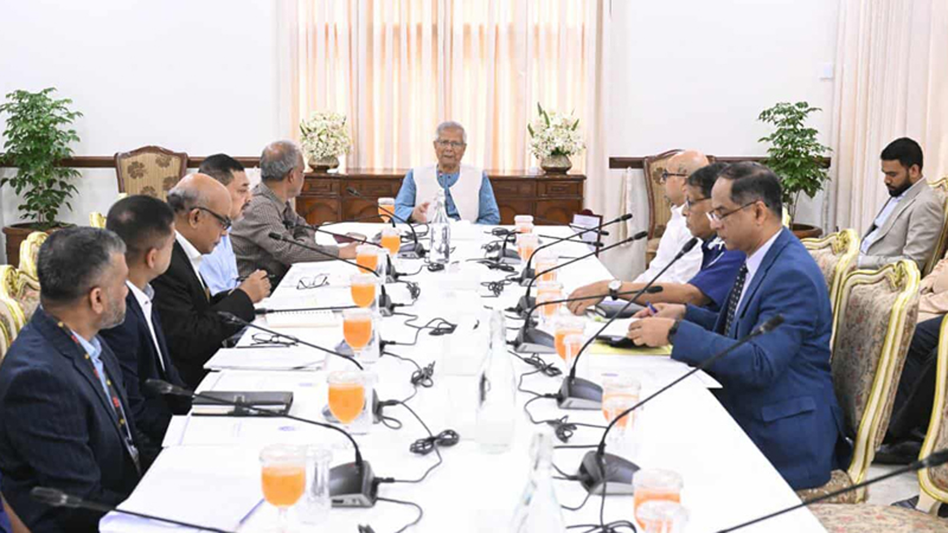 নির্বাচন ঘিরে দ্রুত বডি-অন-ক্যামেরা ক্রয়ের নির্দেশ প্রধান উপদেষ্টার