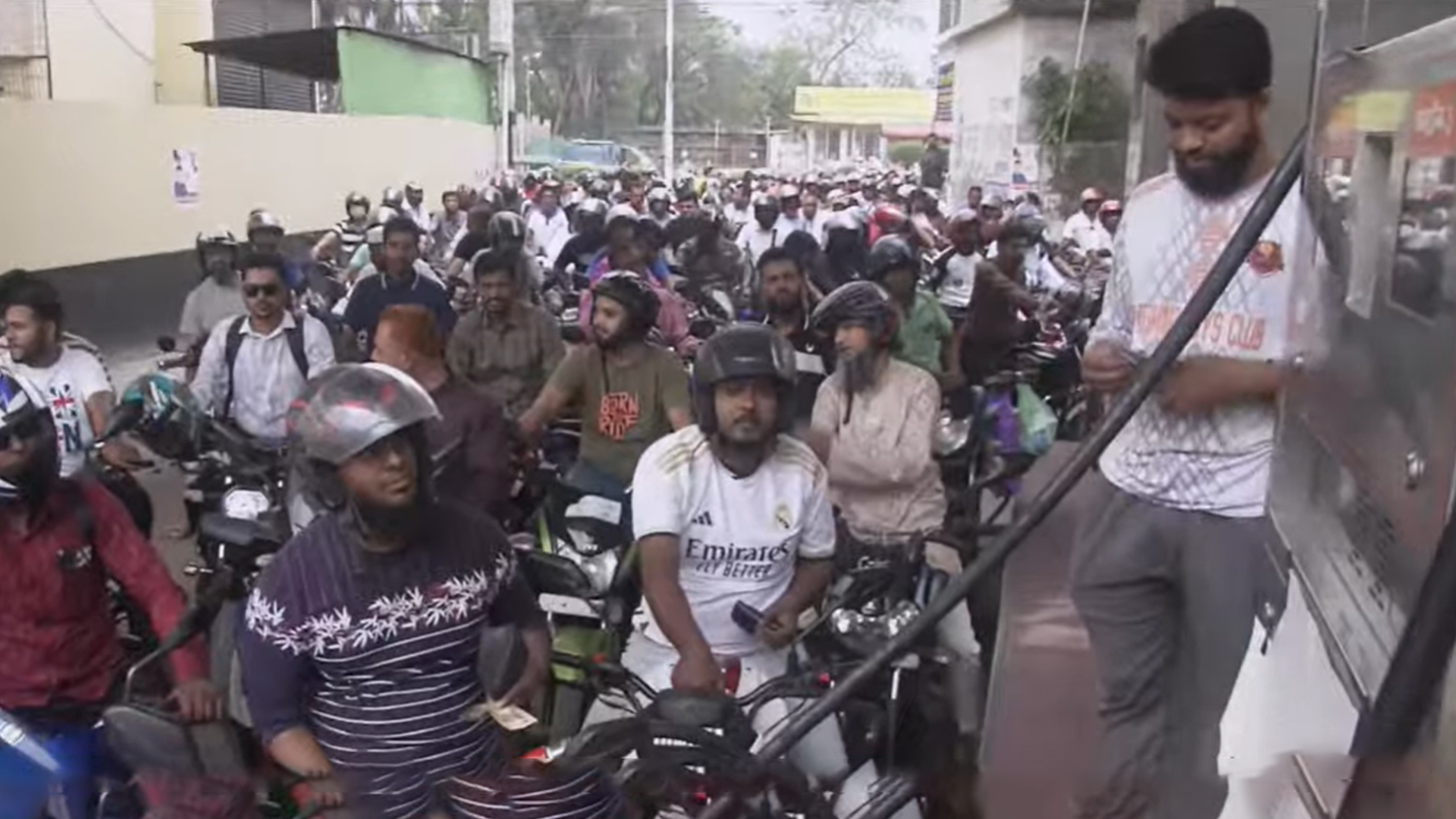 জ্বালানি সরবরাহ গত বছরের সমপরিমাণ হলেও সংকট কেন?