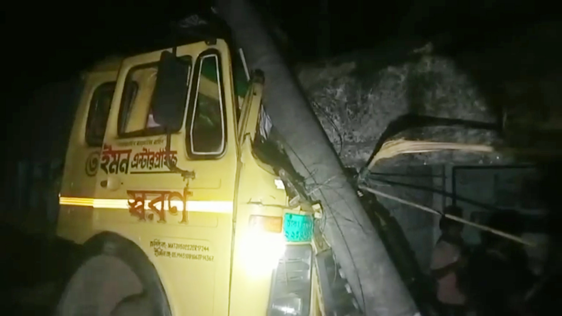 ট্রাকের ধাক্কায় সড়কে হেলে পড়েছে বিদ্যুতের খুঁটি