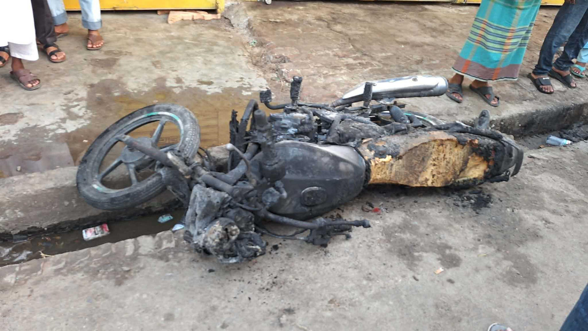 বরগুনায় অতিরিক্ত তেল ভরতে গিয়ে মোটরসাইকেলে আগুন, দৌড়ে পালালেন চালক