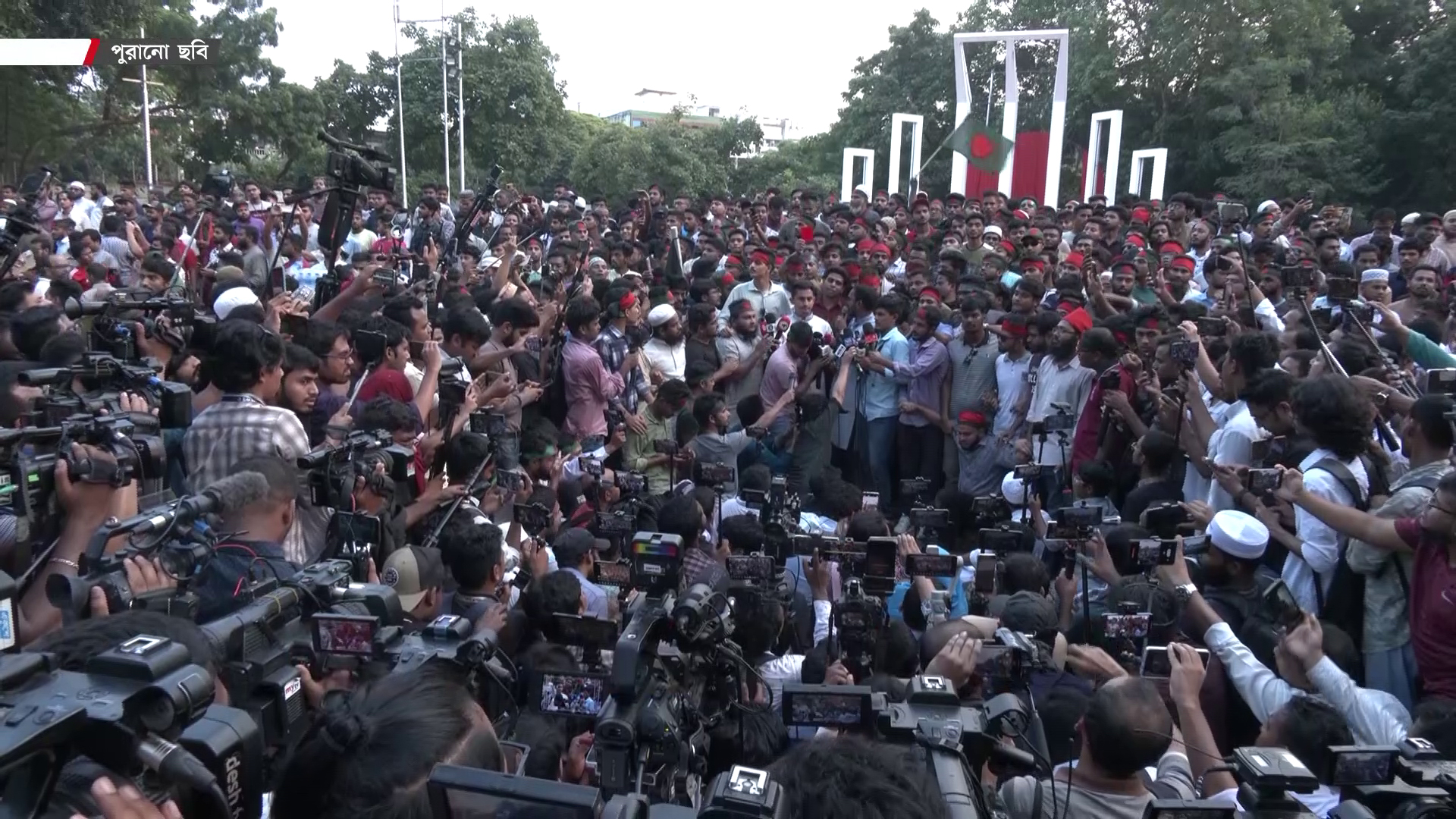 Leggins kiygan qizlar ishtirokidagi HD porno Berkovaning chuqur blotjobi