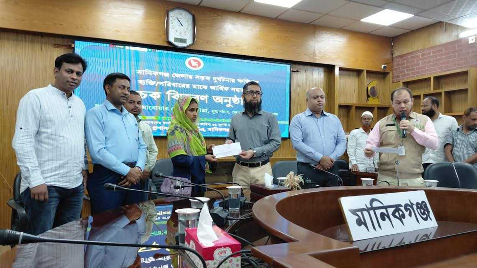 মানিকগঞ্জে সড়ক দুর্ঘটনায় ক্ষতিগ্রস্ত পরিবারকে আর্থিক সহায়তা