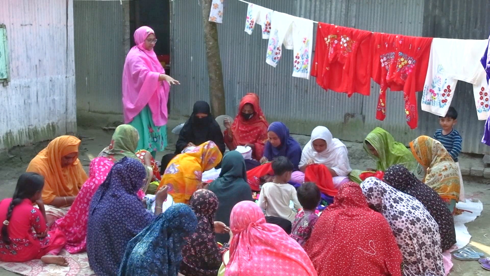 স্বামীর ব্যবসায় লোকসানের পর সুঁই-সুতায় ভাগ্য বদলেছেন উর্মি, আয়ের পথ হয়েছে গৃহবধূদের