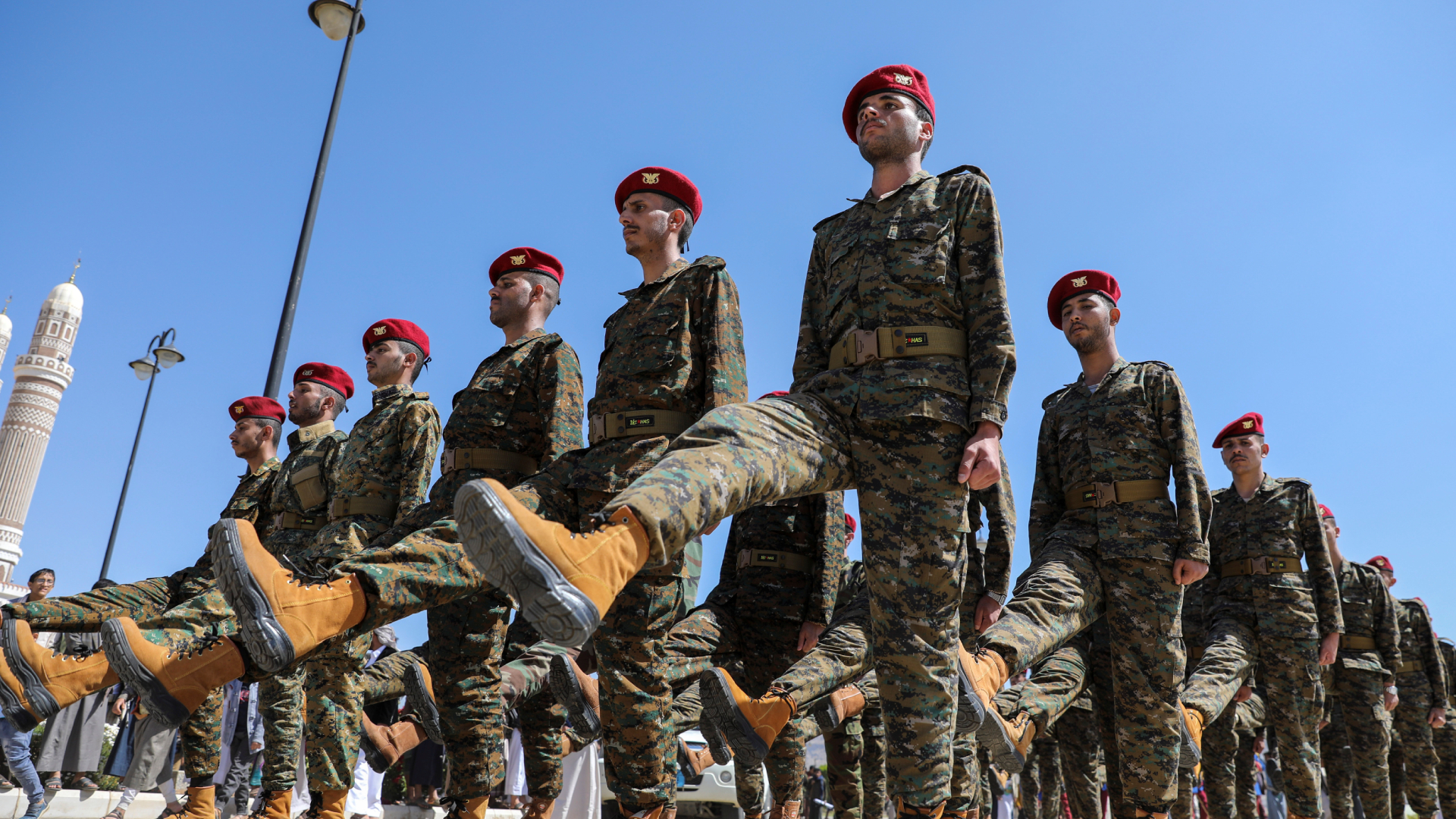 ইসরাইলে একযোগে ইরান, হিজবুল্লাহ ও হুতির হামলা!