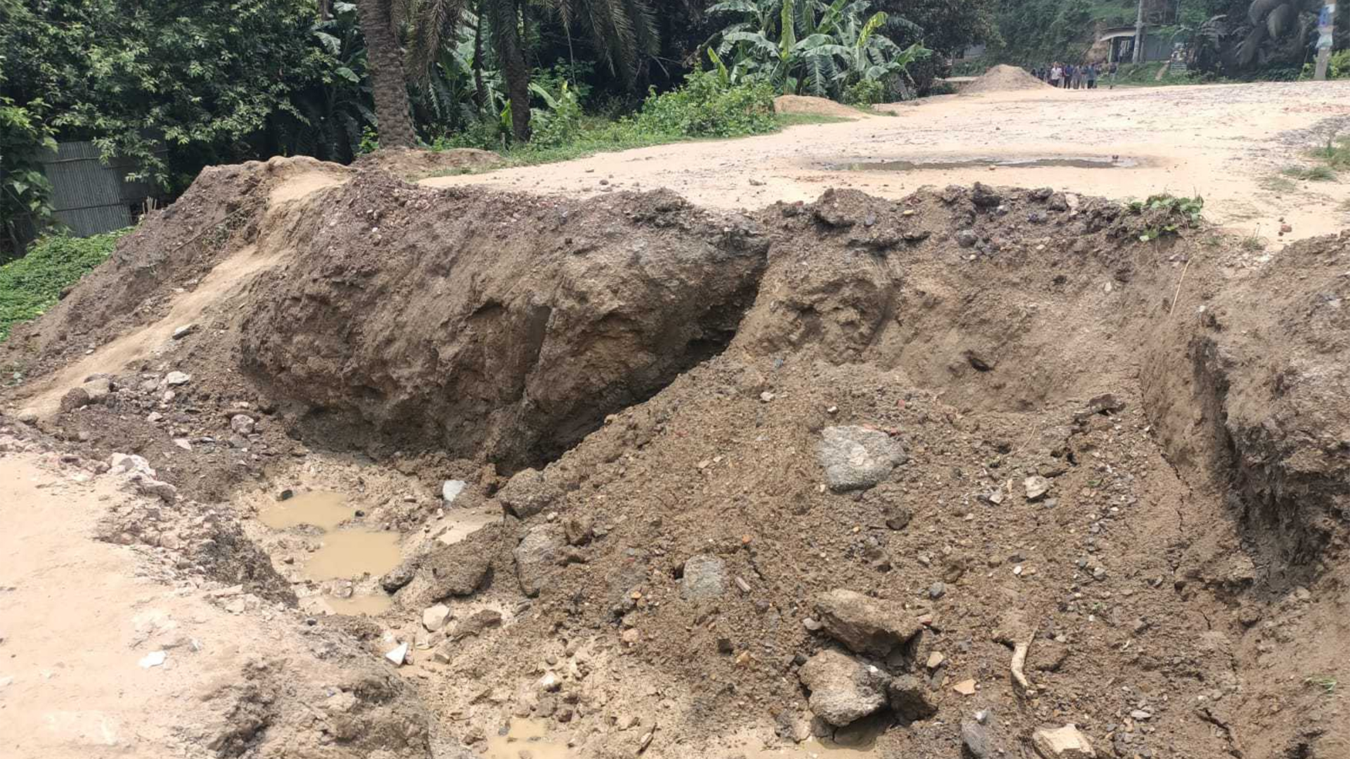 জঙ্গল সলিমপুরে হামলার আগে এক্সকাভেটর দিয়ে রাস্তা কেটে দেয় সন্ত্রাসীরা