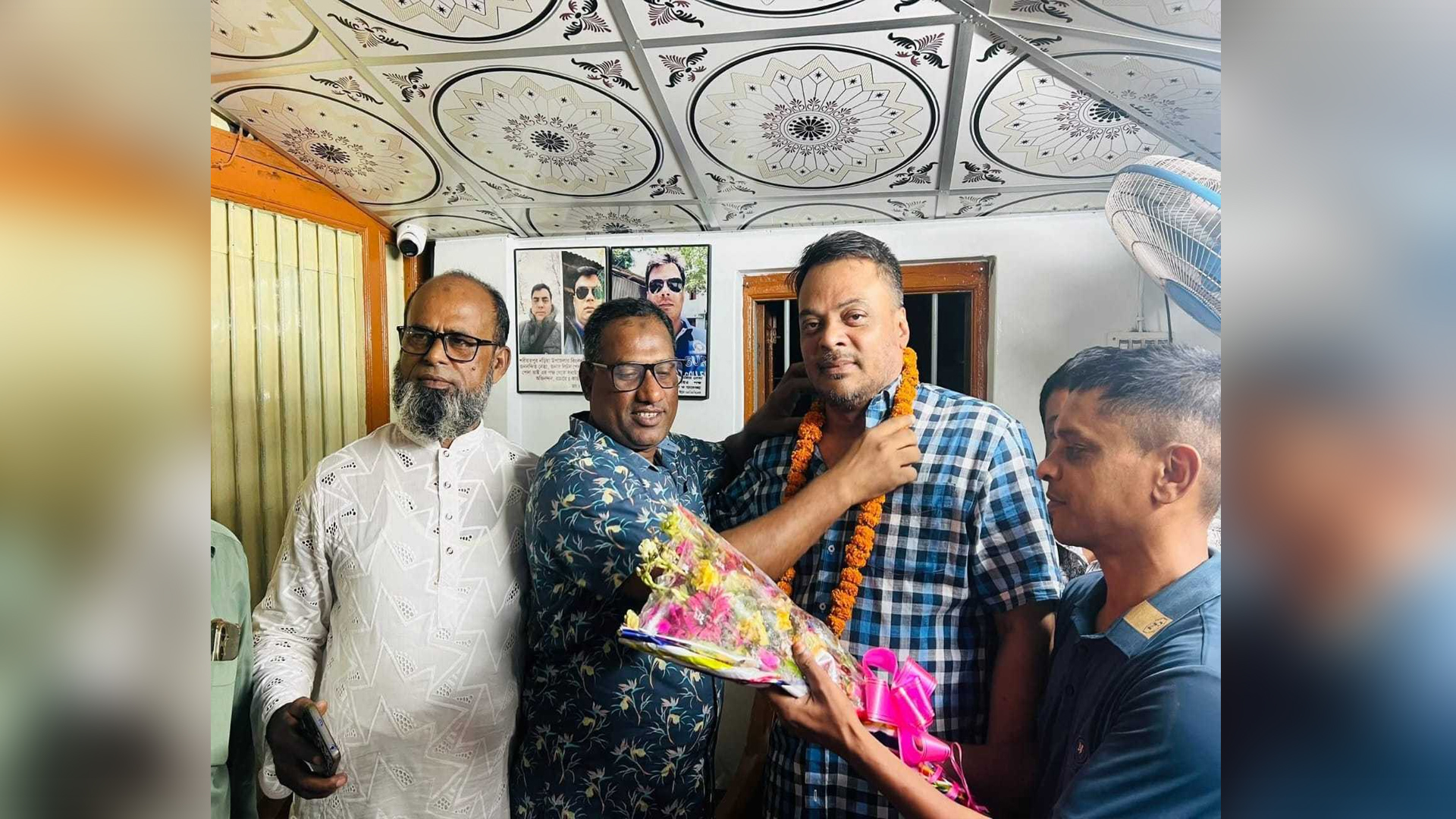 বিএনপি নেতাকে ফুলের মালা দিয়ে বরণ করে নিলেন পুলিশ পরিদর্শক
