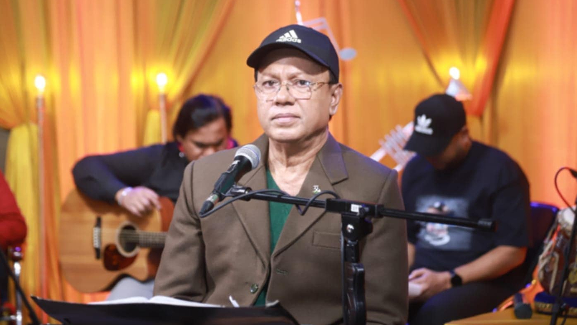 গানকে ভালোবেসে সংগীতে ক্যারিয়ার গড়েন জাফর