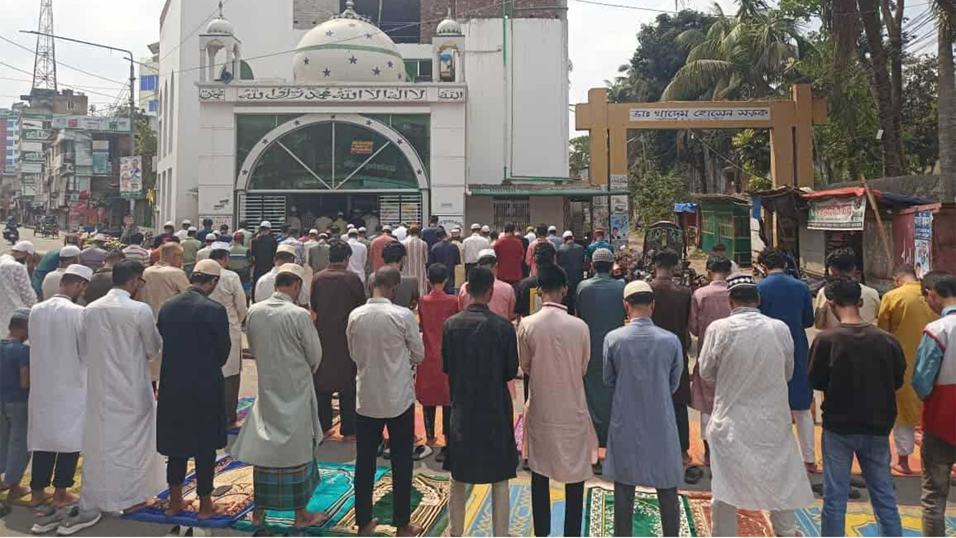 রমজানের শেষ জুমায় মসজিদে মসজিদে মুসল্লিদের ঢল