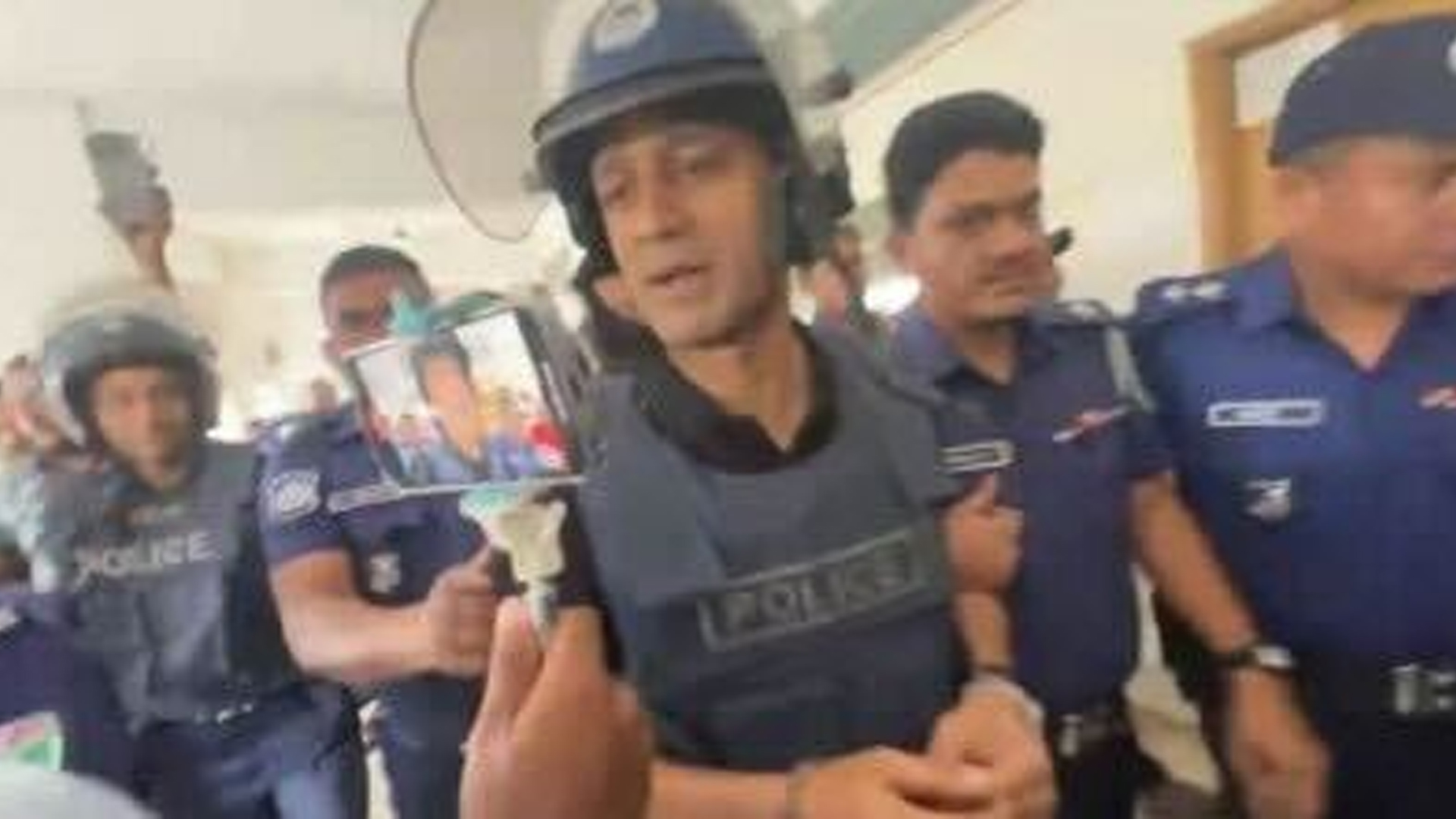 এক মামলায় ব্যারিস্টার সুমনের জামিন বহাল
