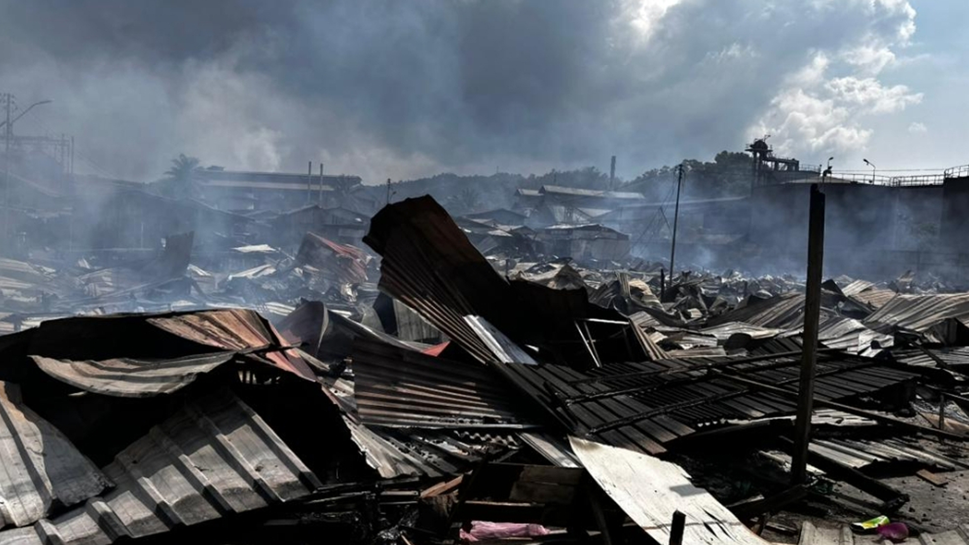 মালয়েশিয়ায় ভাসমান গ্রামে ভয়াবহ অগ্নিকাণ্ড, সহস্রাধিক বাড়ি পুড়ে ছাই