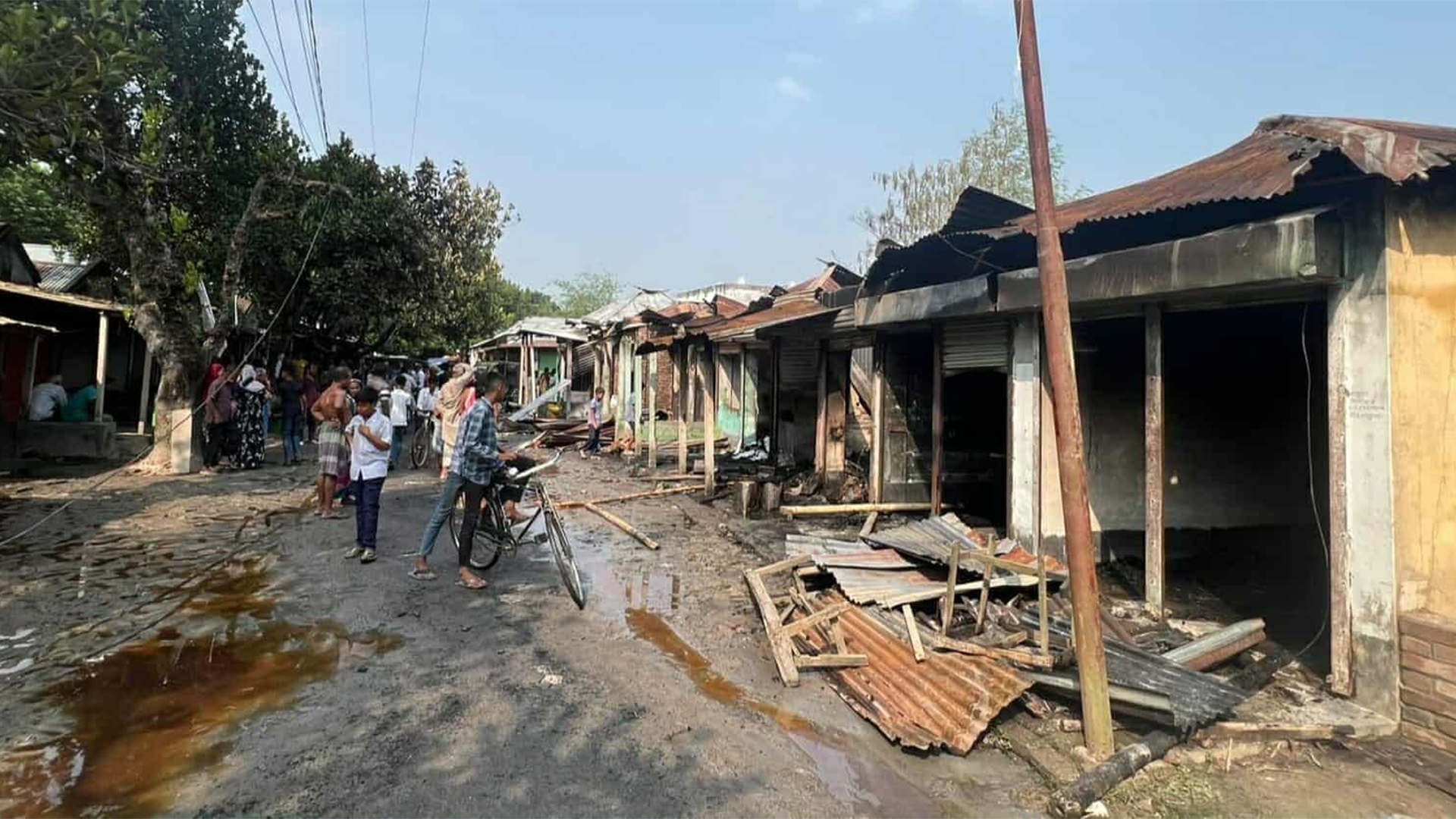 কুষ্টিয়ায় ভয়াবহ অগ্নিকাণ্ডে ১৩ দোকান পুড়ে ছাই