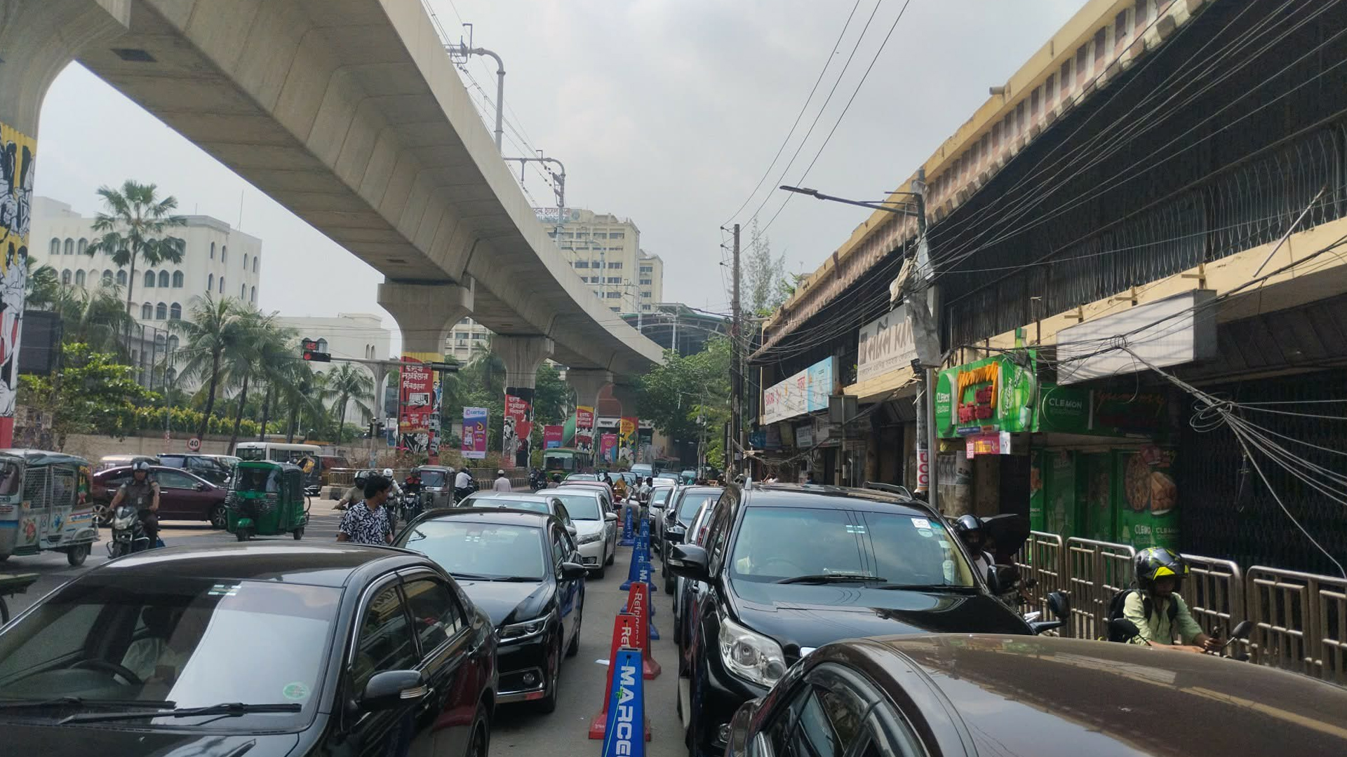 ছুটির দিনে পাম্পে লম্বা লাইন, গাড়ি ঢুকে গেল অলিগলিতেও