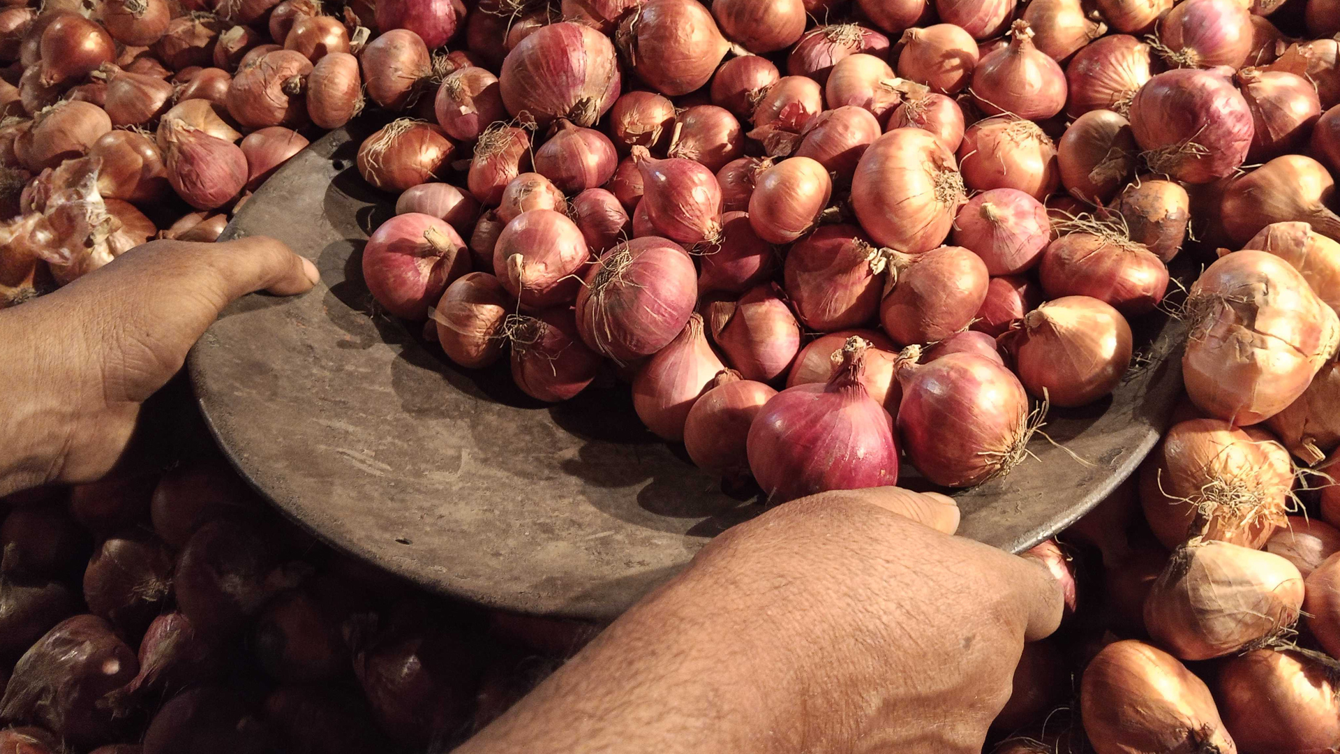 পেঁয়াজের বাজারে অস্থিরতা, হঠাৎ কেন দাম বাড়ছে?