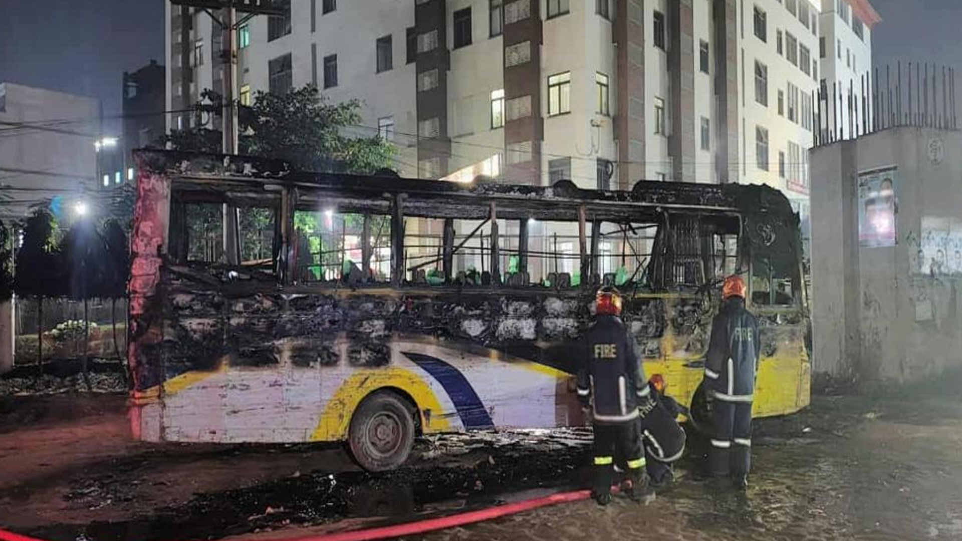 সাভারে দাঁড়িয়ে থাকা বাসে আগুন