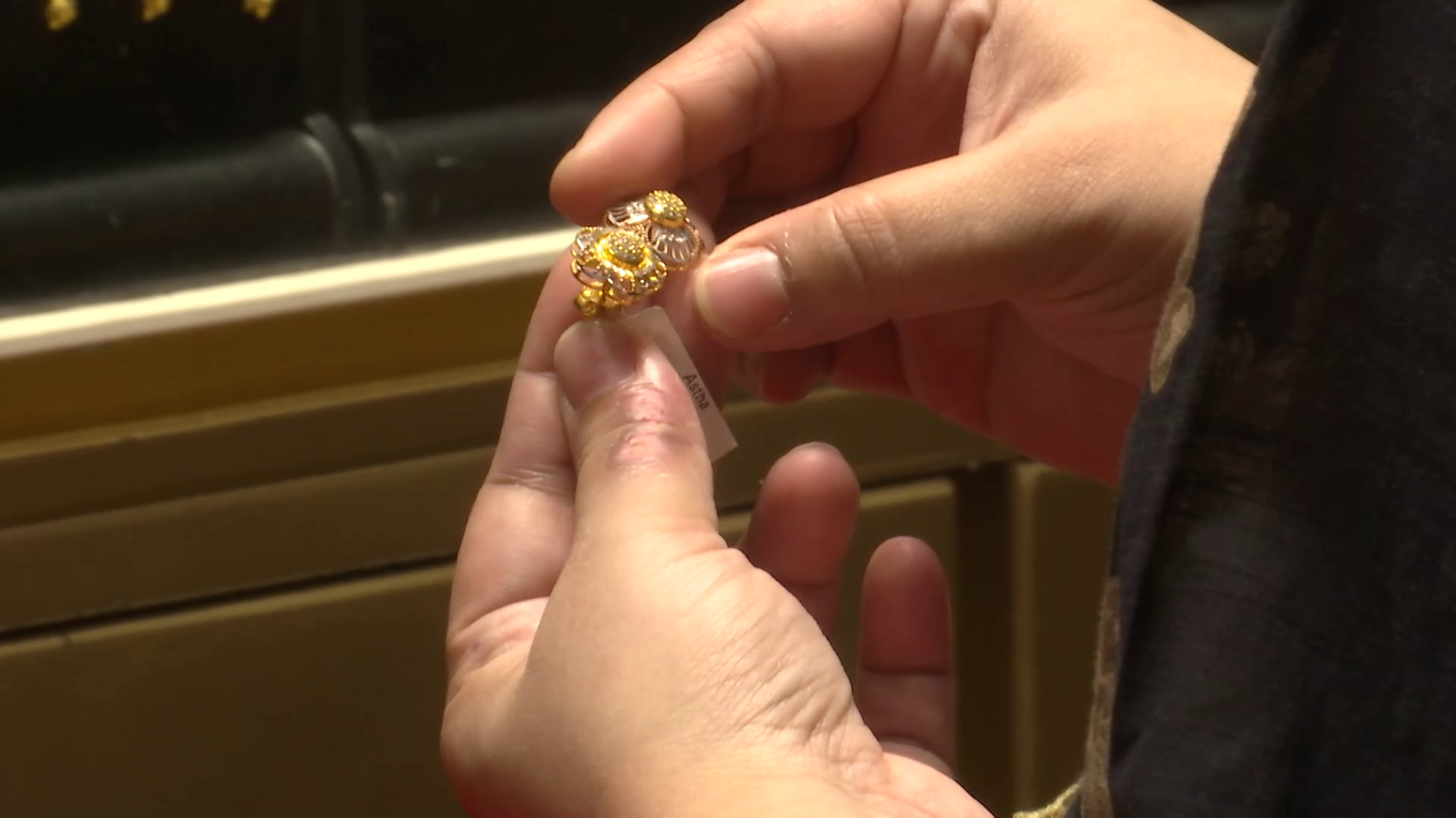 স্বর্ণের উত্থান থামছেই না, টানা ৪ দফায় কত বাড়ল দাম?