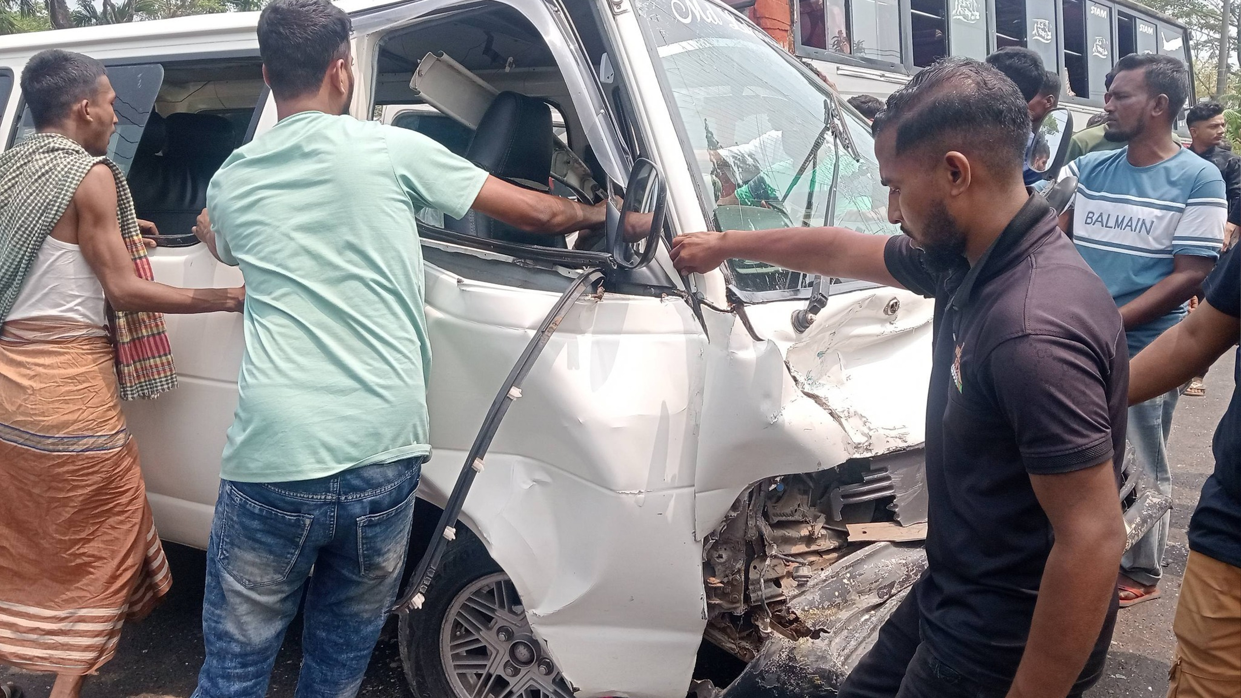 সিলেট-সুনামগঞ্জ সড়কে সড়ক দুর্ঘটনা, আহত ১০