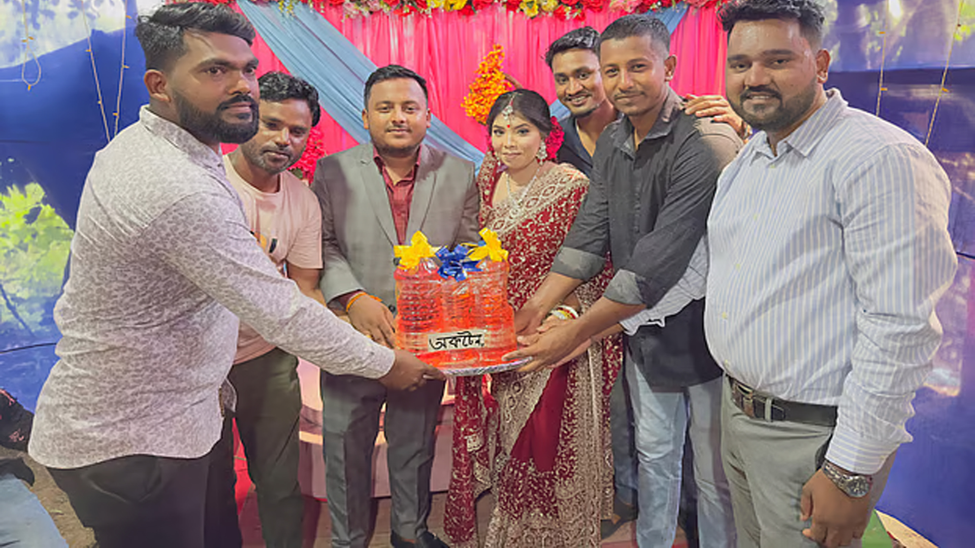 বৌভাতে অকটেন উপহার দিলেন বরের বন্ধুরা