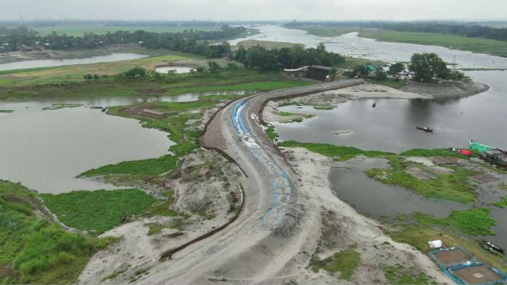 আগাম বন্যা থেকে ফসল রক্ষায় চলনবিলে নির্মিত হচ্ছে রিং বাঁধ