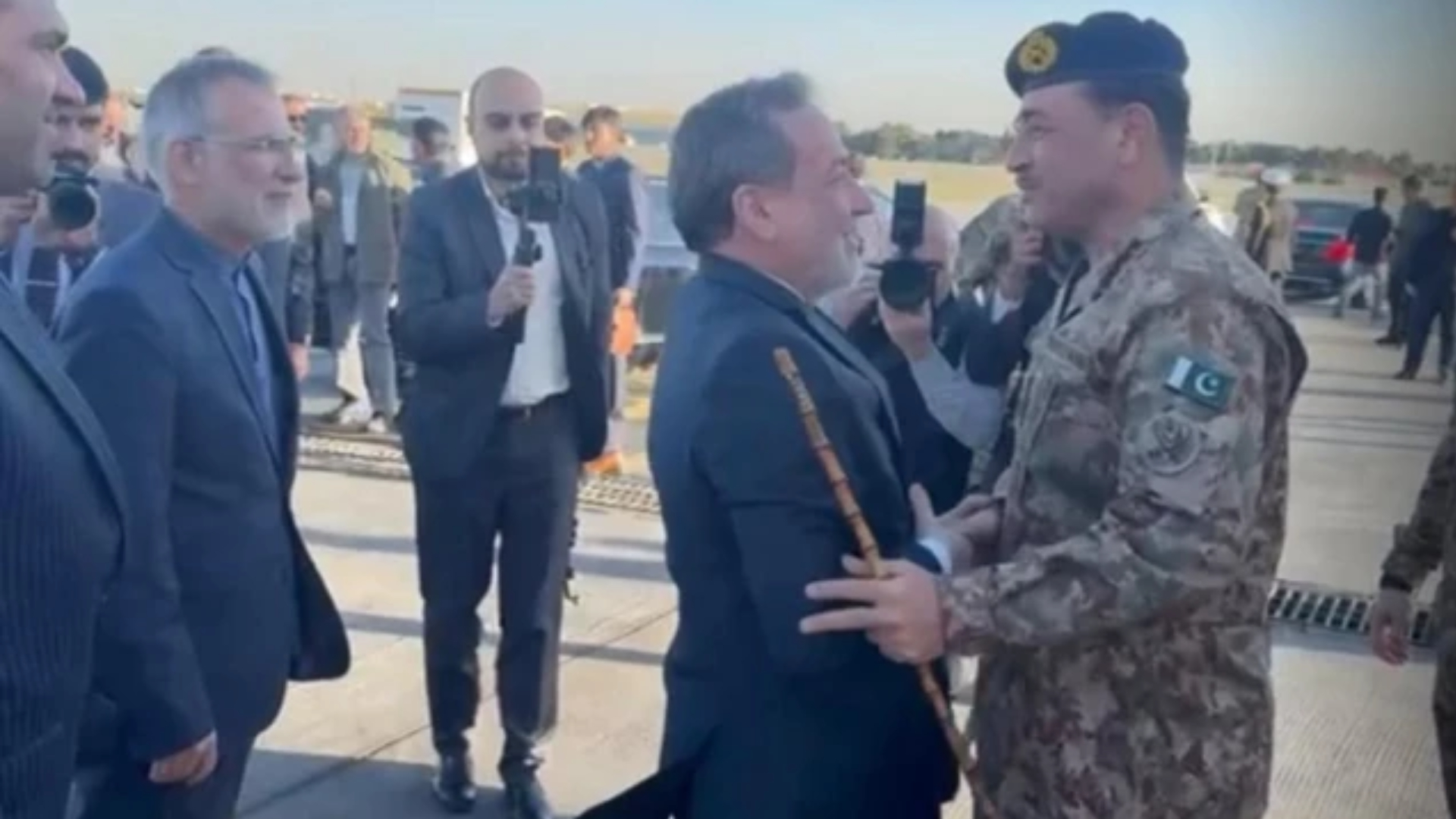 উত্তেজনার মধ্যেই ইরানে পাকিস্তানের সেনাপ্রধান, স্বাগত জানালেন আরাঘচি