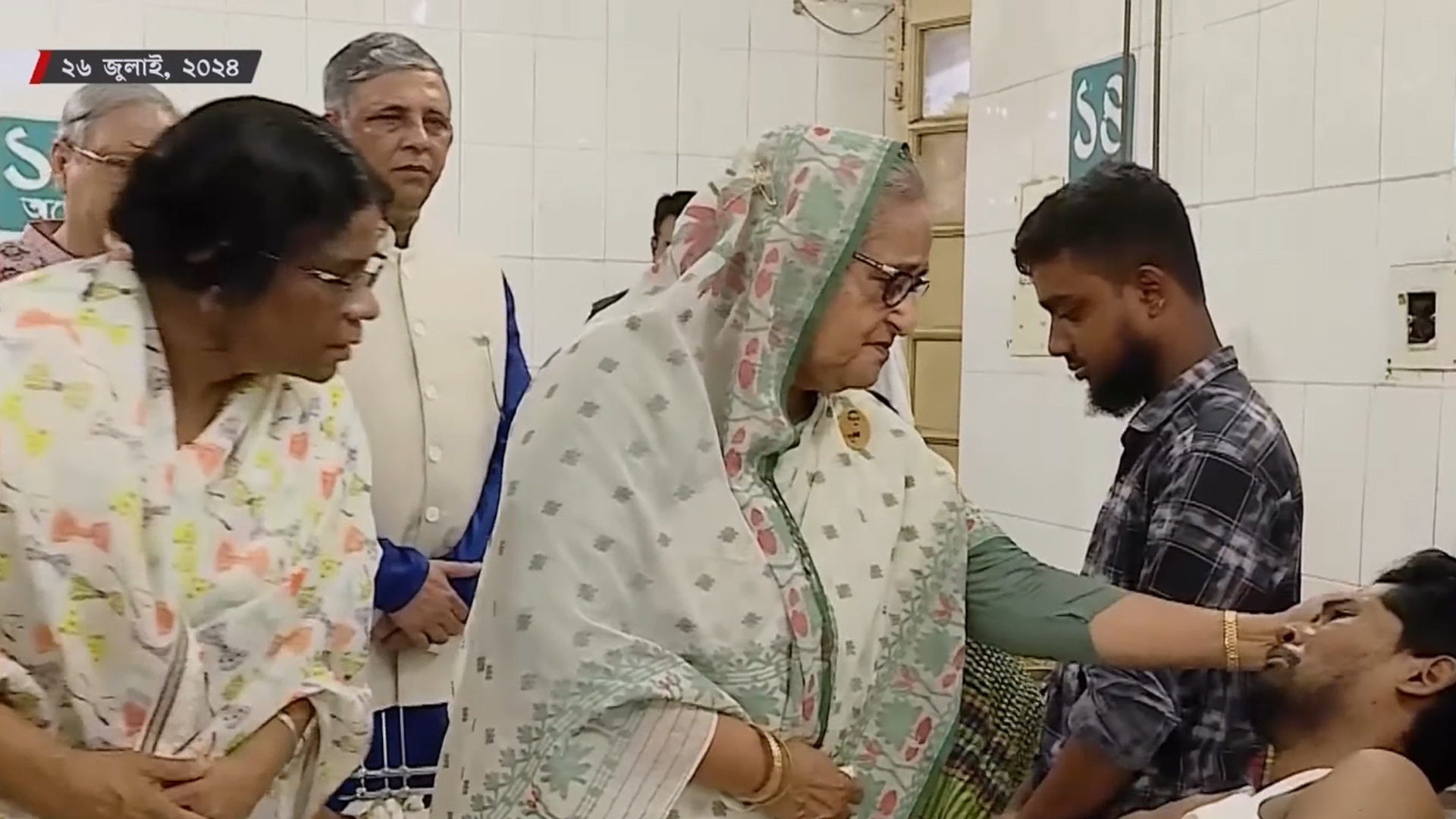 তিন সমন্বয়ককে তুলে নেয় ডিবি, সমালোচনার মুখে হাসপাতালে যান হাসিনা