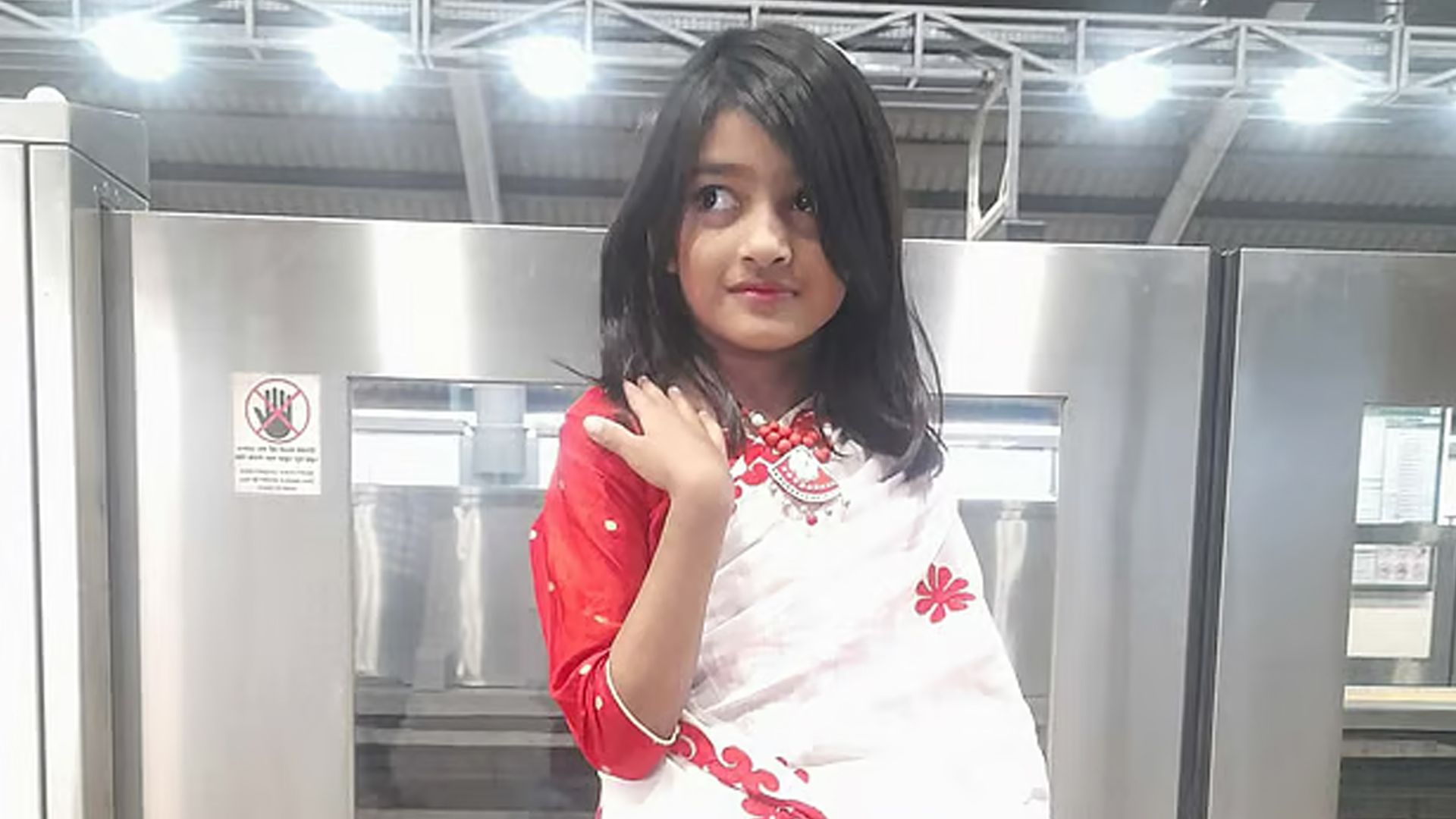 খাটের নিচে দেহ, বাথরুমে মেলে স্কুলছাত্রীর খণ্ডিত মাথা