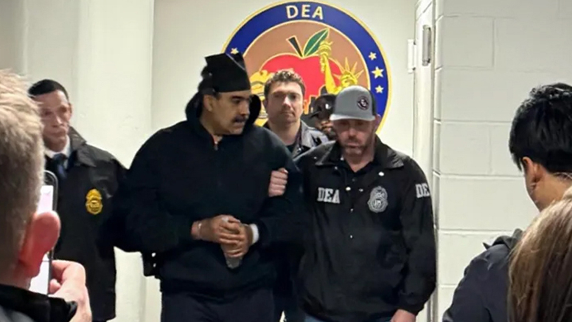 মাদুরোকে ‘অপরাধীর মতো’ হাঁটানোর ভিডিও প্রকাশ করল হোয়াইট হাউস