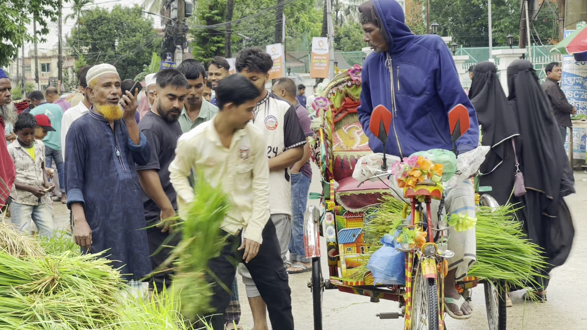 সুনামগঞ্জে পশুর হাটের পাশেই জমজমাট ঘাসের বাজার