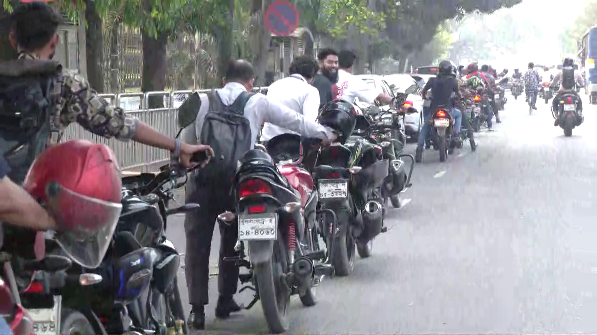 জ্বালানি তেলের পাম্পগুলোতে আজও দীর্ঘ লাইন