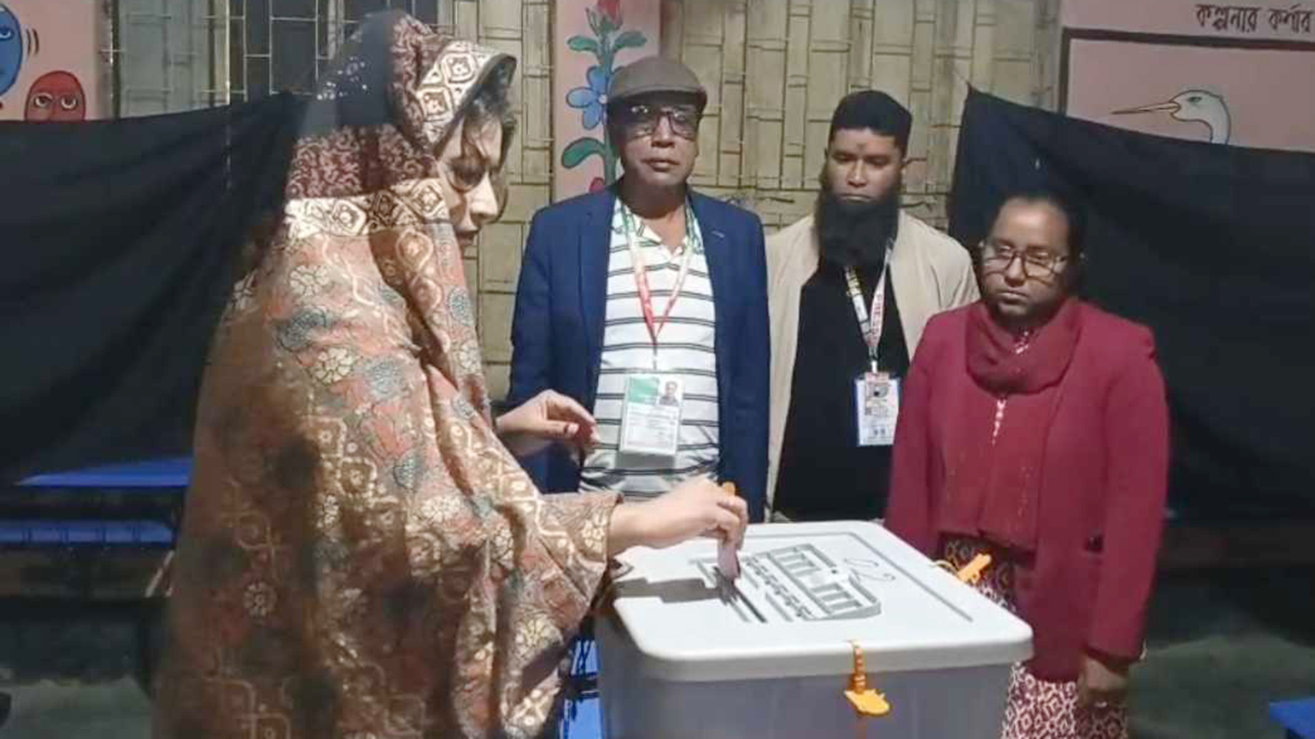 নিজ কেন্দ্রে ভোট দিলেন বিএনপি প্রার্থী শামা ওবায়েদ