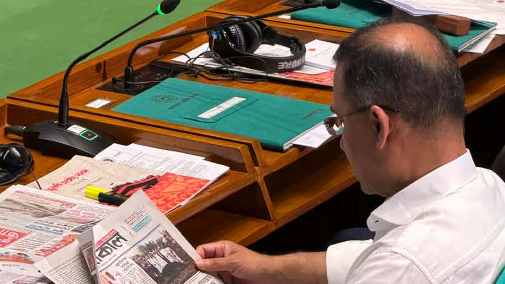 সংসদ অধিবেশনেও দায়িত্বে সচেতন, পত্রিকায় চোখ প্রধানমন্ত্রী তারেক রহমানের