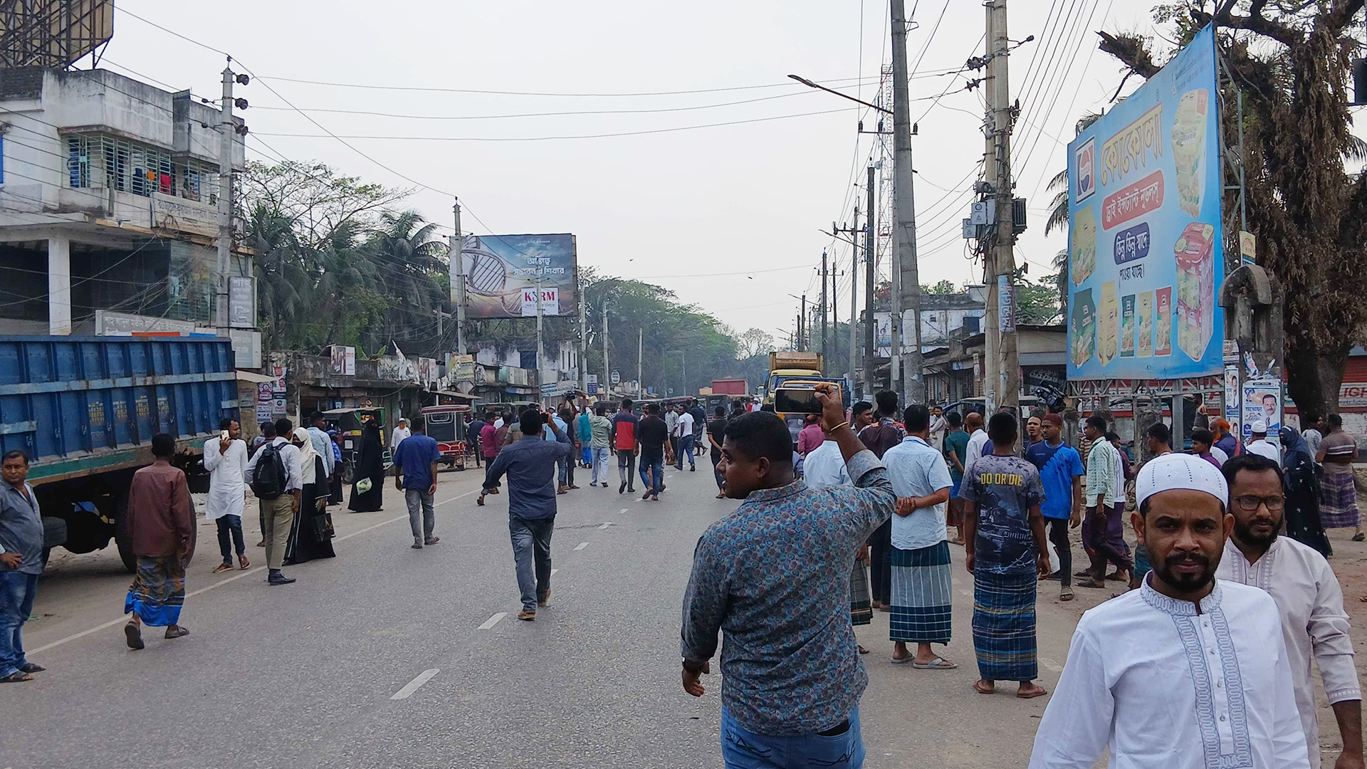 ভোলায় সড়ক অবরোধ করে বিক্ষোভ, বাস চলাচল বন্ধ