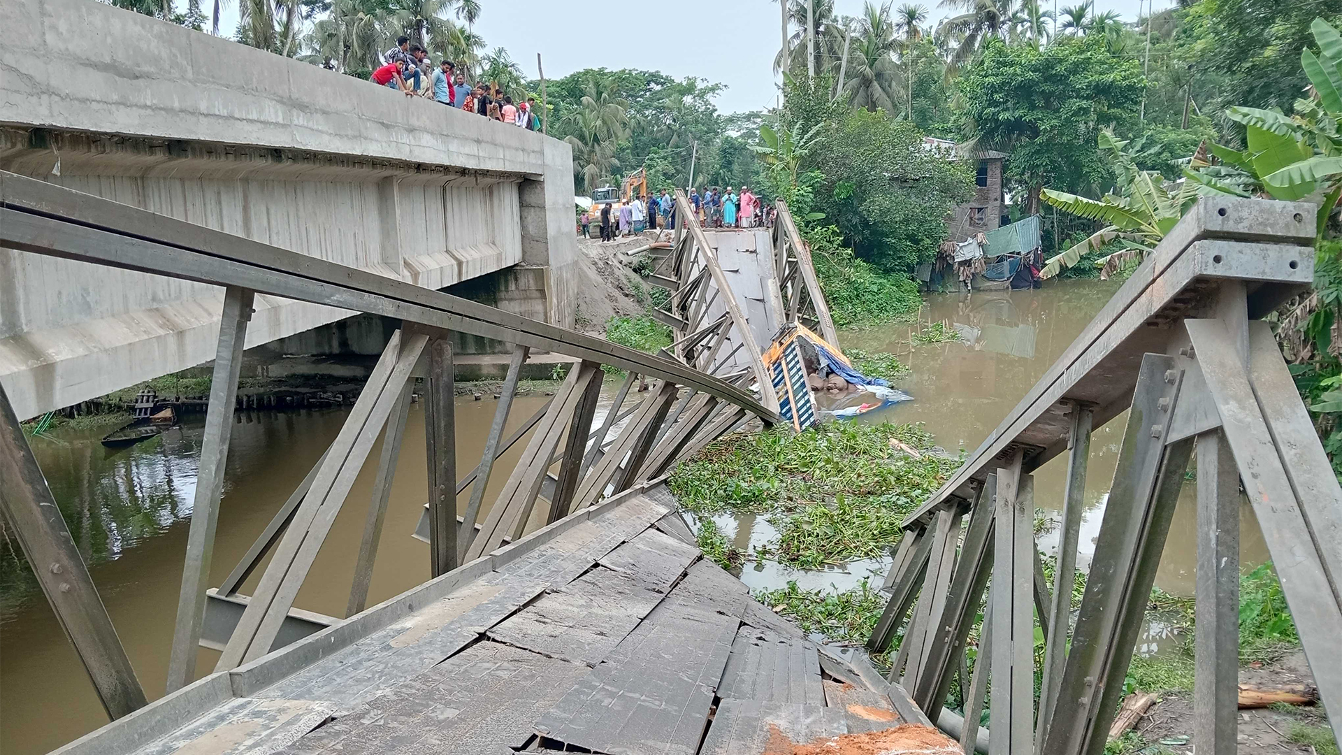 দেবীপুরে ট্রাকসহ বেইলি ব্রিজ ভেঙে মঠবাড়িয়ার সঙ্গে সড়ক যোগাযো