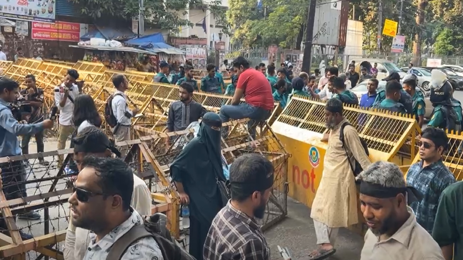 প্রতিবন্ধী গ্র্যাজুয়েটদের শাহবাগে আটকে দিলো পুলিশ