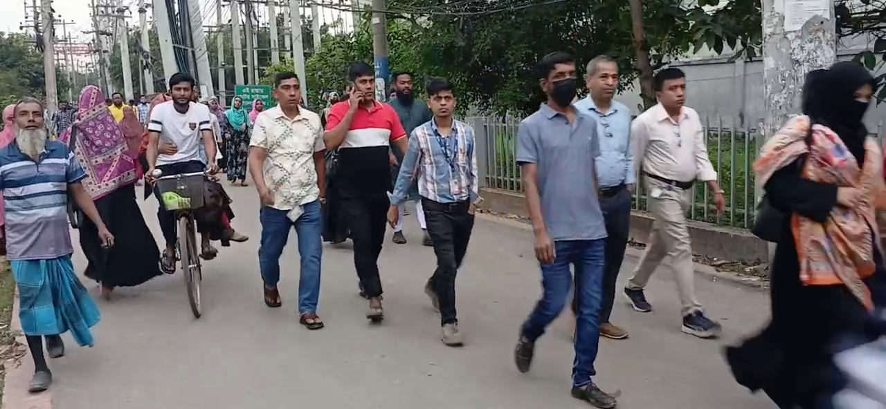 ঈদের ছুটি শেষে কাজে পোশাক শ্রমিকরা, সাভার-আশুলিয়ায় ব্যস্ততা