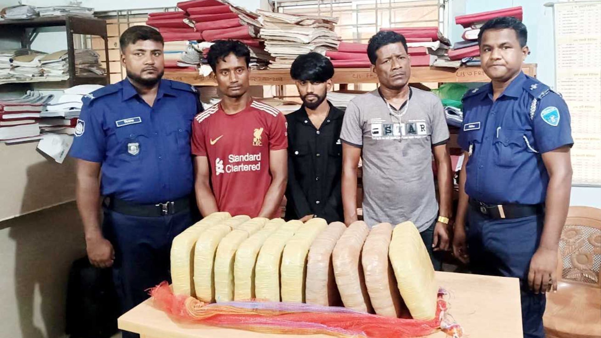 ২০ মামলার আসামি শেষ পর্যন্ত পড়লেন গাঁজা নিয়ে, ৯ মামলার আসামিও বাদ গেল না