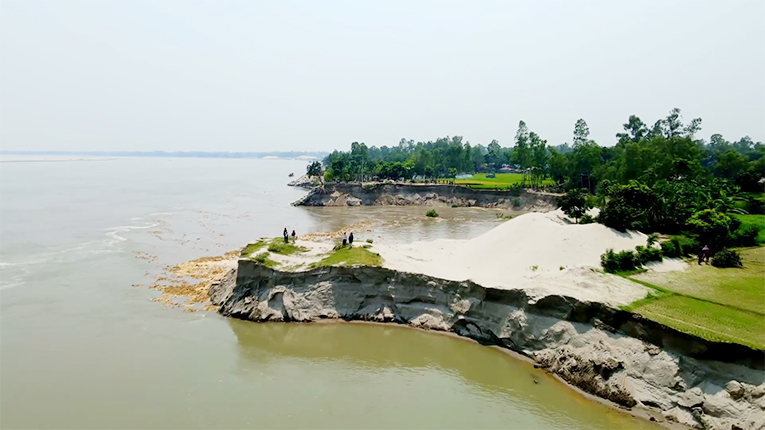 সিরাজগঞ্জে অসময়ে শুরু হয়েছে নদী ভাঙন। ছবি: সময় সংবাদ