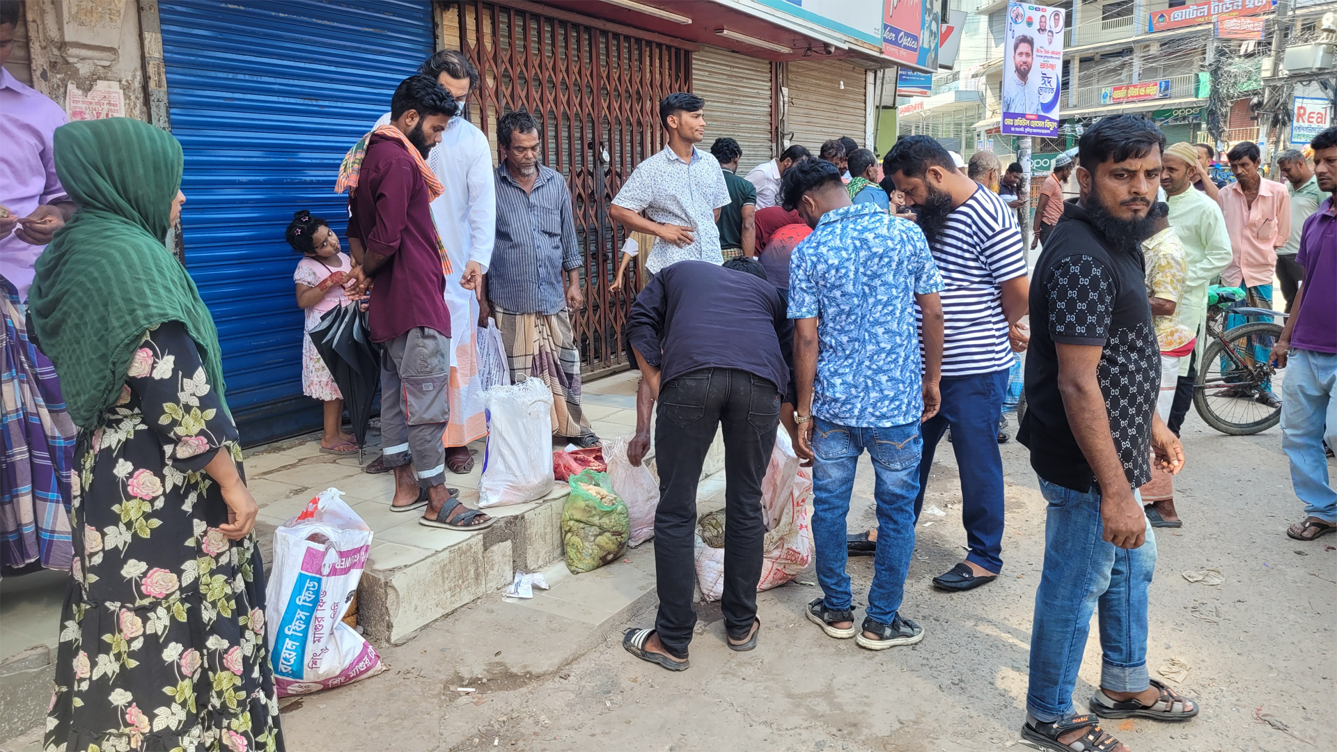 এই মাংসের বাজারে আসা ক্রেতা-বিক্রেতা কেউই কোরবানি দিতে পারেনি!