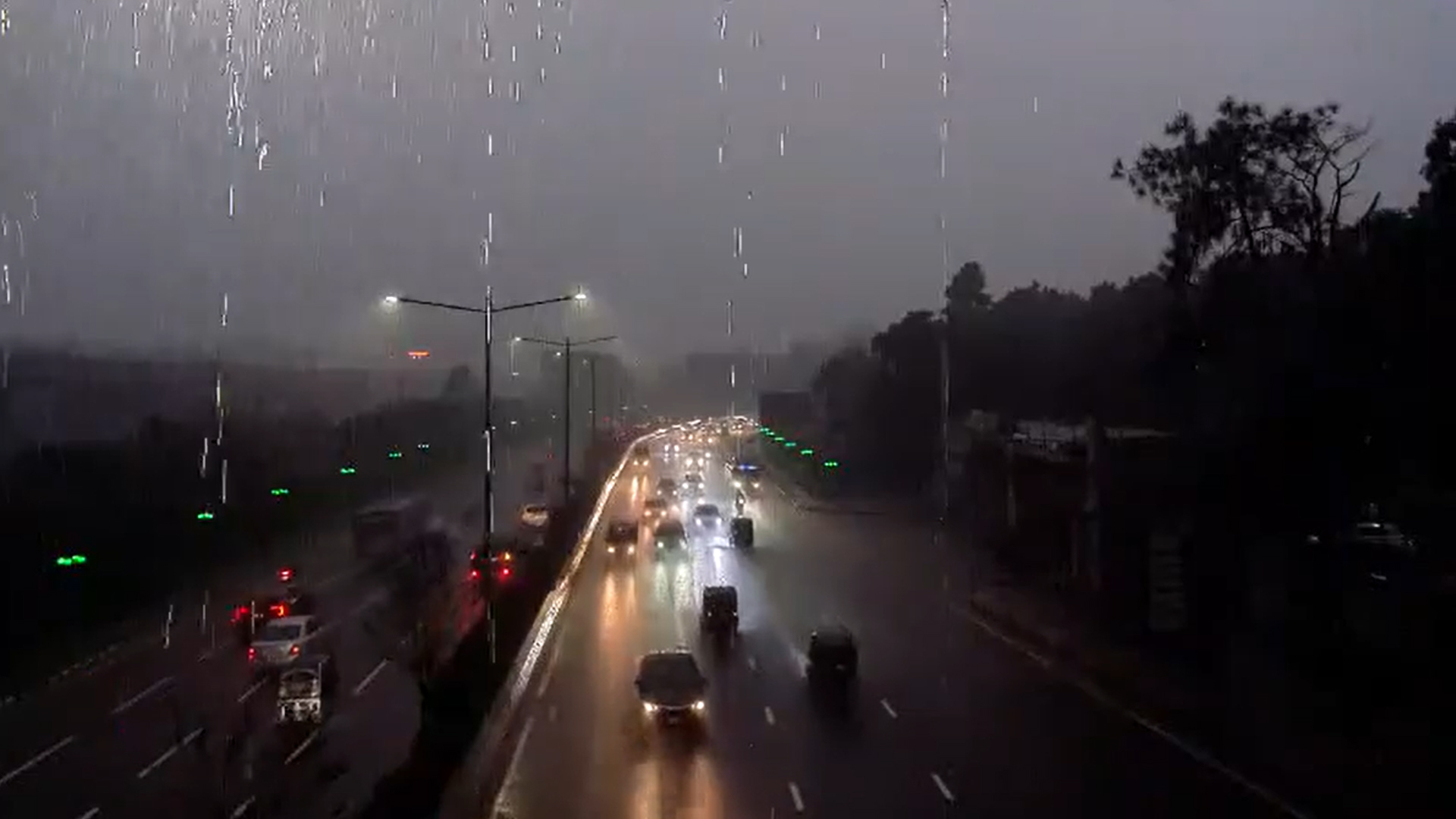 রাজধানীতে ৬ ঘণ্টায় ৩২ মিলিমিটার বৃষ্টি, ভোগান্তিতে নগরবাসী