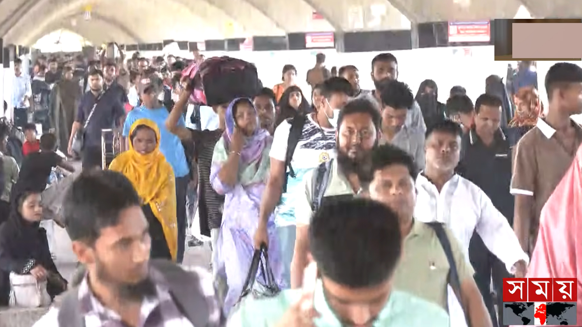 রেলপথে ঢাকায় ফেরাদের ভোগান্তি থাকলেও নেই সড়ক ও নৌপথে