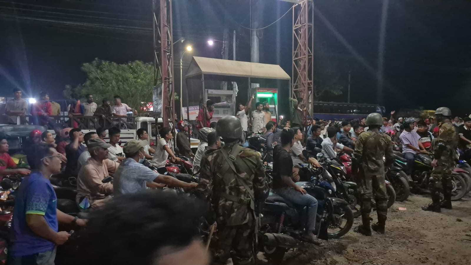 পরিস্থিতি সামাল দিতে তেলের পাম্পে সেনাবাহিনী, গাড়ির লম্বা লাইন