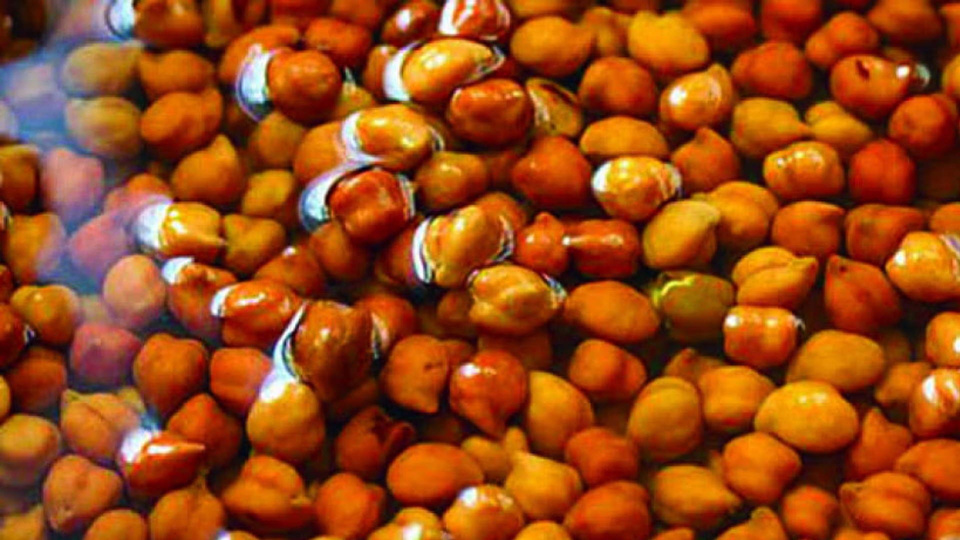 সারা রাত ভেজানো ছোলা খালি পেটে খেলে কী ঘটে শরীরে?