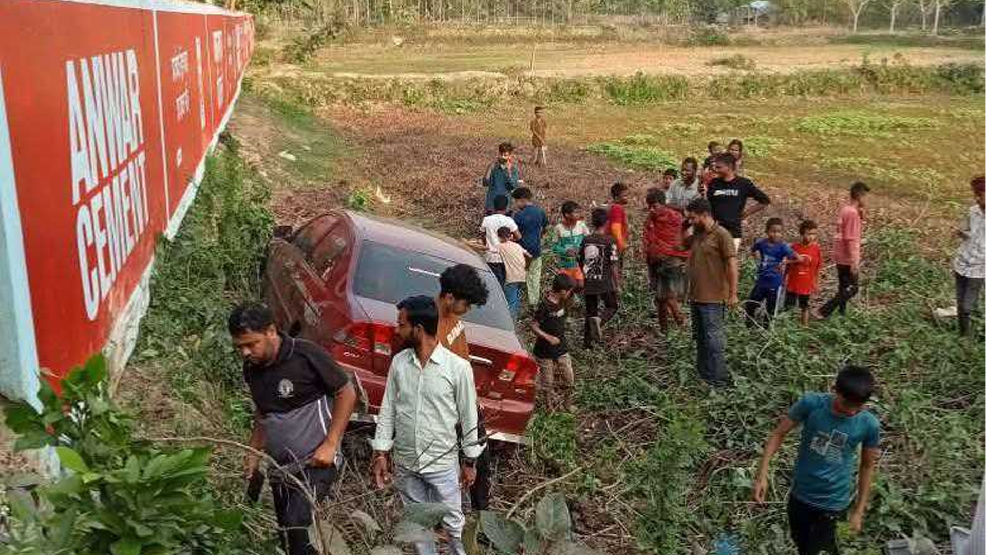 বাবা চালাচ্ছিলেন প্রাইভেটকার, খাদে পড়ে মেয়ের মৃত্যু