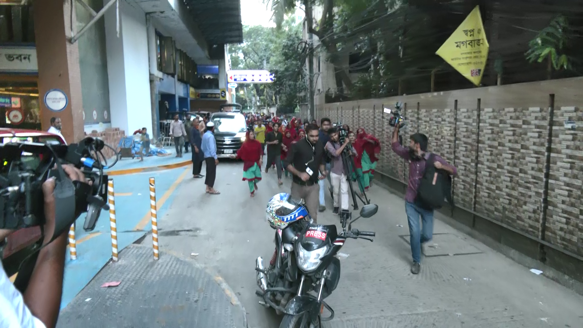 এবার সাংবাদিকদের পেটাল আদ-দ্বীন হাসপাতালের কর্মীরা