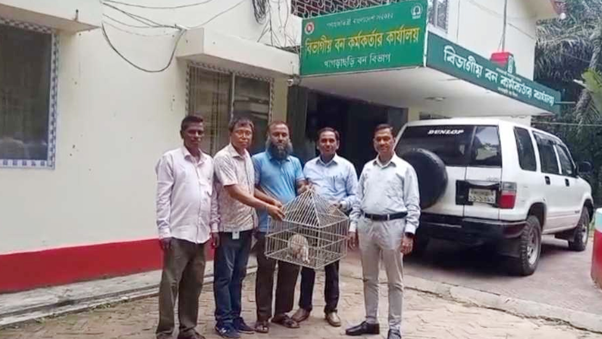 খাগড়াছড়ির লোকালয়ে বিপন্নপ্রায় ‘লজ্জাবতী বানর’