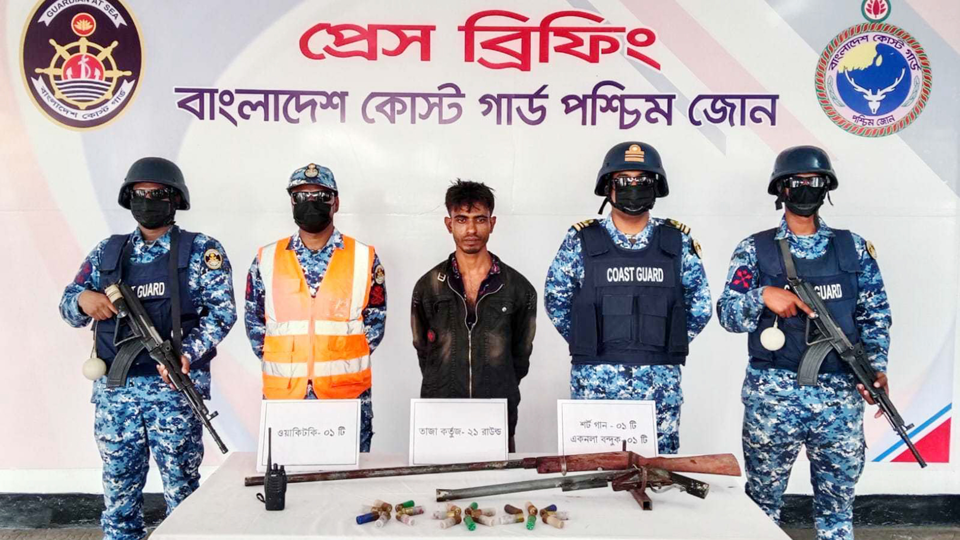 সুন্দরবনে আগ্নেয়াস্ত্রসহ ‘বড় জাহাঙ্গীর’ বাহিনীর সদস্য আটক