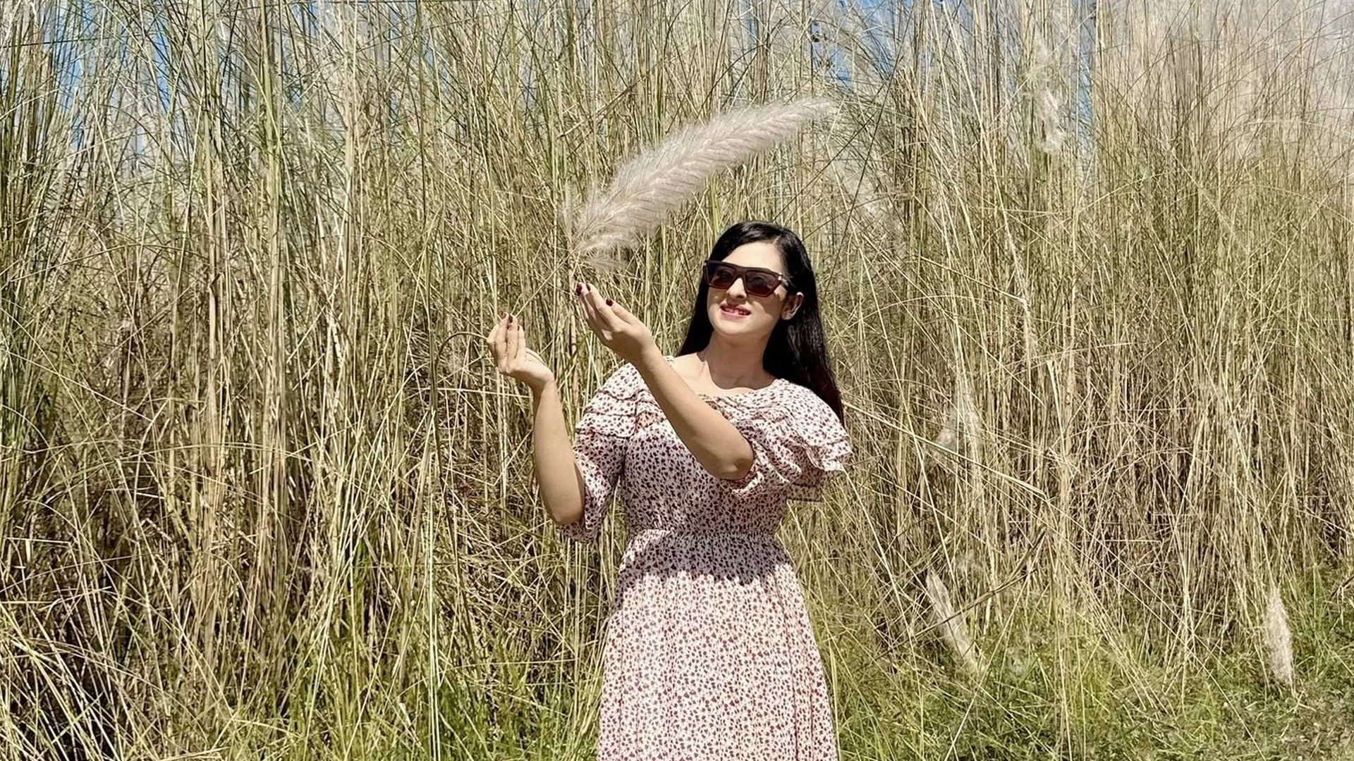 কাশফুলের মাঝে নিজেকে মেলে ধরলেন বুবলী